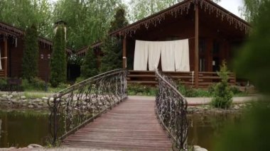 Restoran kompleksindeki gölette dekoratif bir köprü.