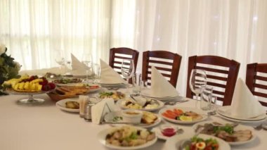 Restoranda yemek olan şenlikli bir masa.