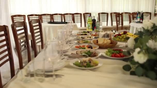 Святковий Стіл Їжею Ресторані — стокове відео
