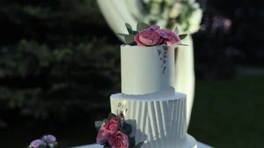 Düğün pastası akşam töreni için kemerin yanında.