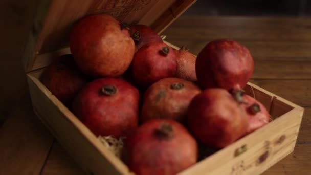Egy Fadoboz Gránátalma Gyümölcsökkel Asztalon — Stock videók