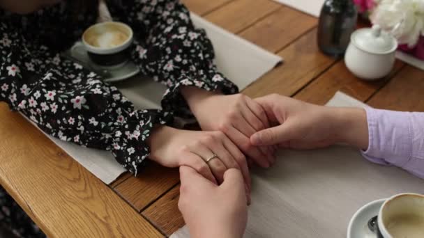 男はレストランのテーブルで女性の手を握る — ストック動画