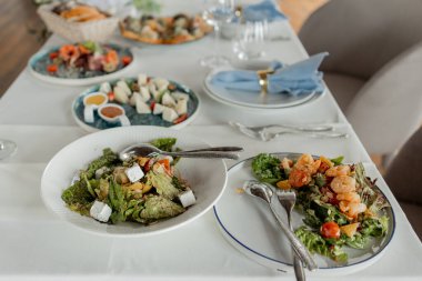 Zarif bir yemek: Taze salatalar, deniz ürünleri, sofistike bir ortam..