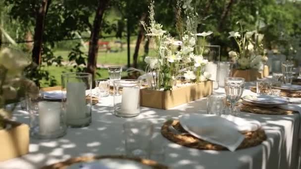 Vackert Bröllopsbord För Utomhusbankett Parken — Stockvideo