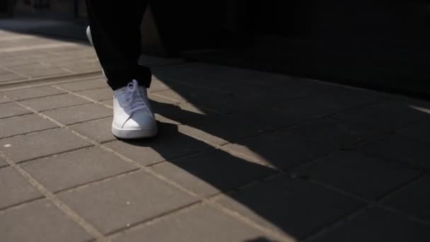 Homem Tênis Branco Caminha Pela Rua — Vídeo de Stock