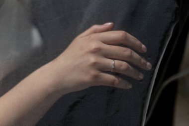 Alyansla bir kızın elini tutan bir adam.