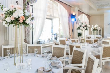 Sofistike dekorları ve çiçek düzenlemeleri olan zarif bir düğün yeri.