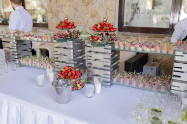 Çilekli, üzümlü ve ananaslı taze meyve tabağı, bir ziyafet ya da açık büfe için güzelce düzenlenmiş.