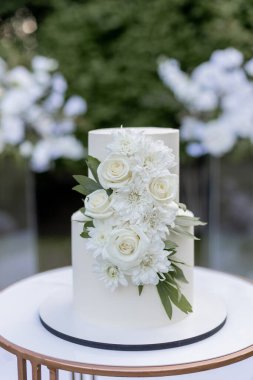 Akşam töreni için kemer yakınında bir düğün pastası.