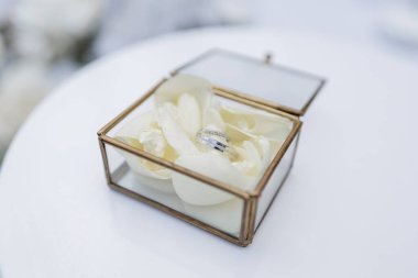 Tören masasında altın bir yüzük.