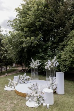 Beyaz sandalyeli tören için bir düğün kemeri