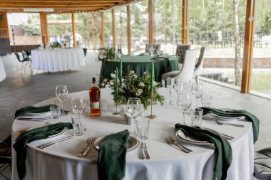 Ziyafetin olduğu restorandaki düğün masasında yiyecek ve içecekler.