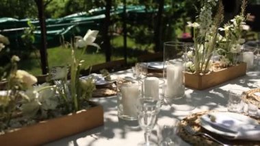 Parktaki açık hava ziyafeti için içinde yiyecek ve içecekler olan güzel bir düğün masası