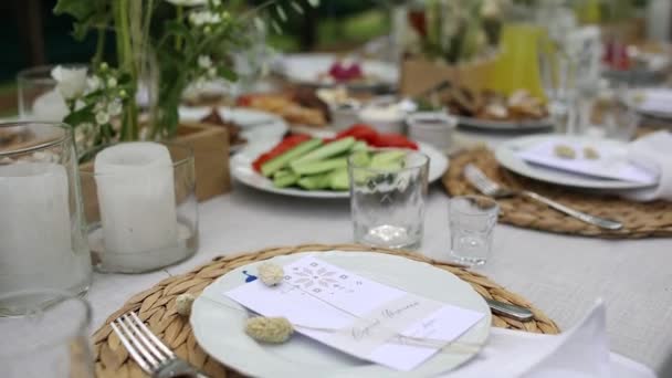 Красивый Свадебный Стол Едой Напитками Банкета Открытом Воздухе Парке — стоковое видео