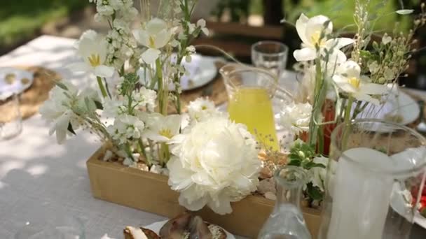 公园里有一张漂亮的婚宴餐桌 上面摆满了食物和饮料 — 图库视频影像