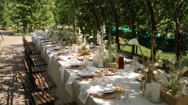 Bela Mesa Casamento Com Alimentos Bebidas Para Banquete Livre Parque — Vídeo de Stock