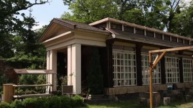 Ormanda büyük pencereleri olan ahşap bir ev, bir restoran, doğanın dışında bir ev.