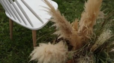 Kurumuş çiçeklerden parktaki düğün kemerinin dekoru