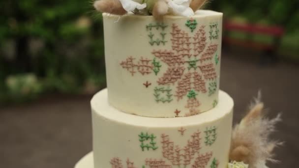 Pastel Boda Con Hermoso Ornamento Eslavo Decoración — Vídeo de stock
