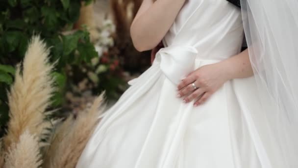 Die Braut Mit Dem Ehering Finger Steht Garten Einem Brautkleid — Stockvideo