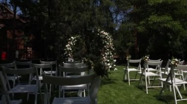  Dekorlu ve çiçekli bir düğün töreni için kemer.