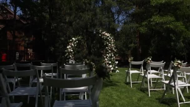 Runda Båge För Bröllopsceremoni Med Inredning Och Blommor — Stockvideo