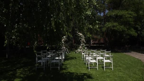 Ronde Boog Voor Een Huwelijksceremonie Met Decoratie Bloemen — Stockvideo