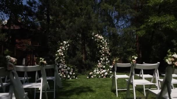 Kulatý Oblouk Pro Svatební Obřad Výzdobou Květinami — Stock video