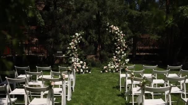 Dekorlu Çiçekli Bir Düğün Töreni Için Kemer — Stok video