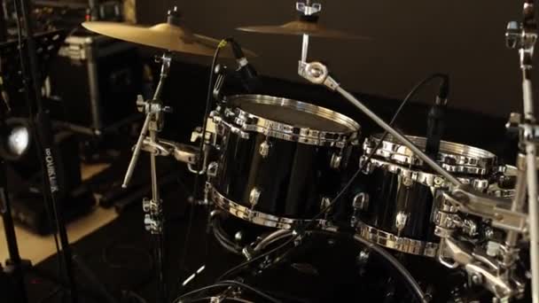 舞台上演奏的乐器和鼓 — 图库视频影像
