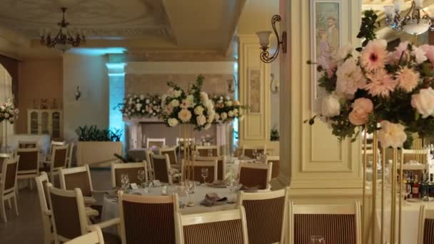 結婚式のための装飾のレストランの宴会場 — ストック動画