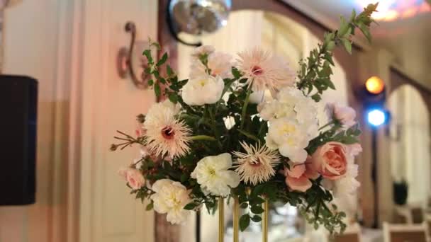 Gelinin Damadın Başkanlığında Bir Restorandaki Düğünde Çiçek Aranjmanı — Stok video