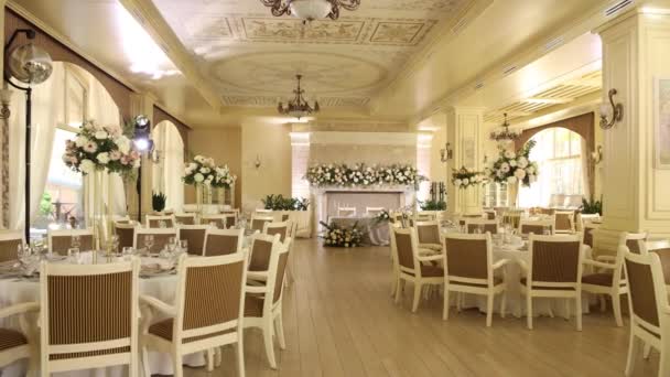 Bankettsaal Einem Restaurant Mit Dekor Für Eine Hochzeit — Stockvideo