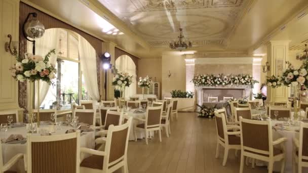 Bankettsaal Einem Restaurant Mit Dekor Für Eine Hochzeit — Stockvideo