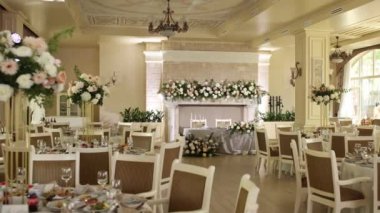 Düğün için dekorasyonu olan bir restoranda ziyafet salonu.