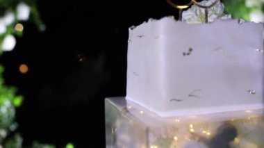 Düğün pastası akşam töreni için kemerin yanında.