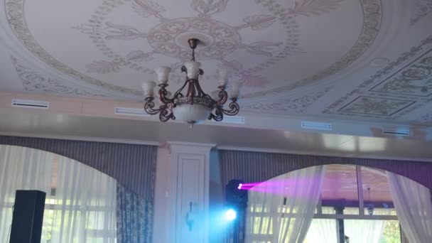 婚礼庆祝会上餐厅迪斯科舞厅的聚光灯 — 图库视频影像