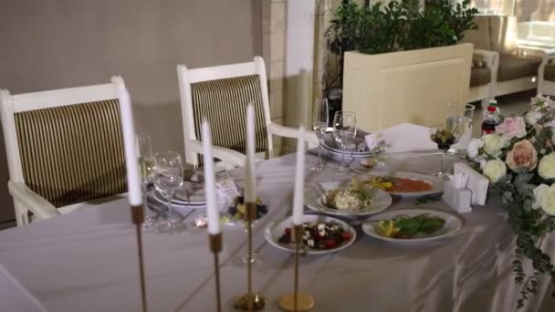 在有婚宴装饰的餐厅里的宴会厅 — 图库视频影像