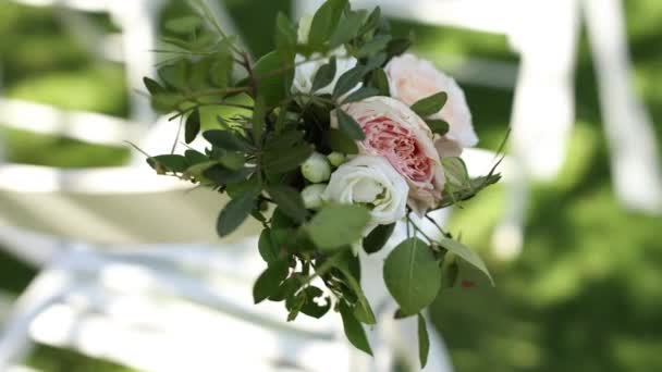 美しい花のアーチと静かな庭に設定された白い椅子と屋外の結婚式 — ストック動画