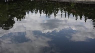 Gökyüzünün yazın göldeki yansıması.
