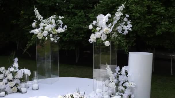 Outdoor Huwelijksceremonie Met Een Prachtige Bloemboog Witte Stoelen Een Serene — Stockvideo