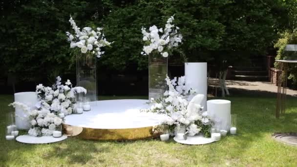Εξωτερική Γαμήλια Τελετή Μια Εκπληκτική Ανθοκαμάρα Και Λευκές Καρέκλες Έναν — Αρχείο Βίντεο