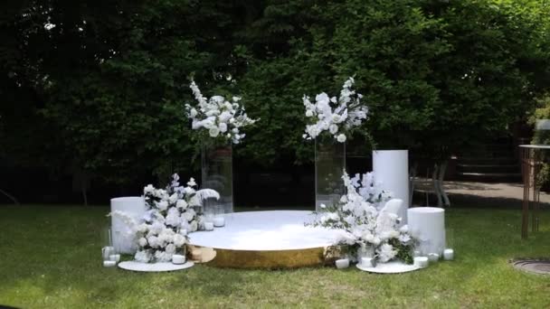 Εξωτερική Γαμήλια Τελετή Μια Εκπληκτική Ανθοκαμάρα Και Λευκές Καρέκλες Έναν — Αρχείο Βίντεο