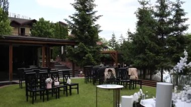 Sandalyeli bir parkta düğün töreni için güzel bir kemer.