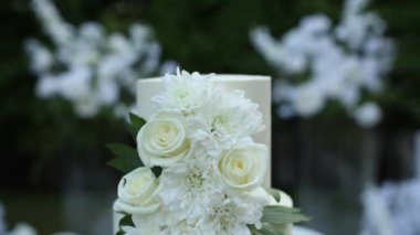 Düğün pastası akşam töreni için kemerin yanında.