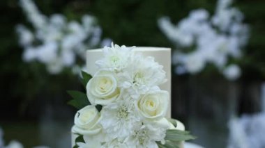 Düğün pastası akşam töreni için kemerin yanında.