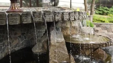 Bir evin ya da restoranın bahçesinde küçük bir şelale.