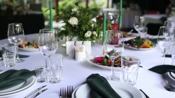 Yemek Içeceklerle Dolu Güzel Bir Düğün Masası Restoranda Bir Ziyafet — Stok video