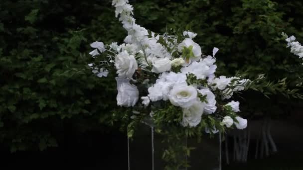 Restorandaki Kutlamada Düğün Masasındaki Çiçeklerin Süslemesi — Stok video