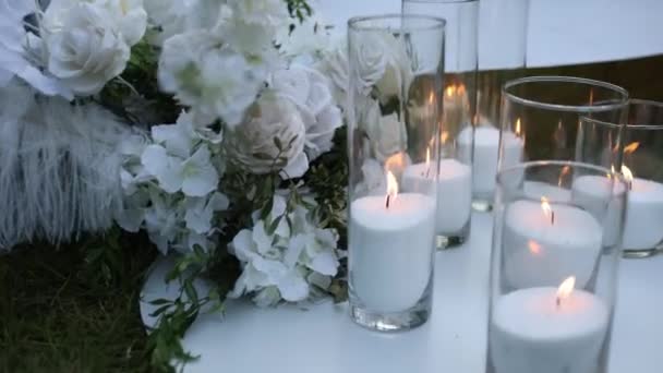Svíčky Hoří Blízkosti Dekorace Květin Večerních Hodinách Blízkosti Svatebního Oblouku — Stock video